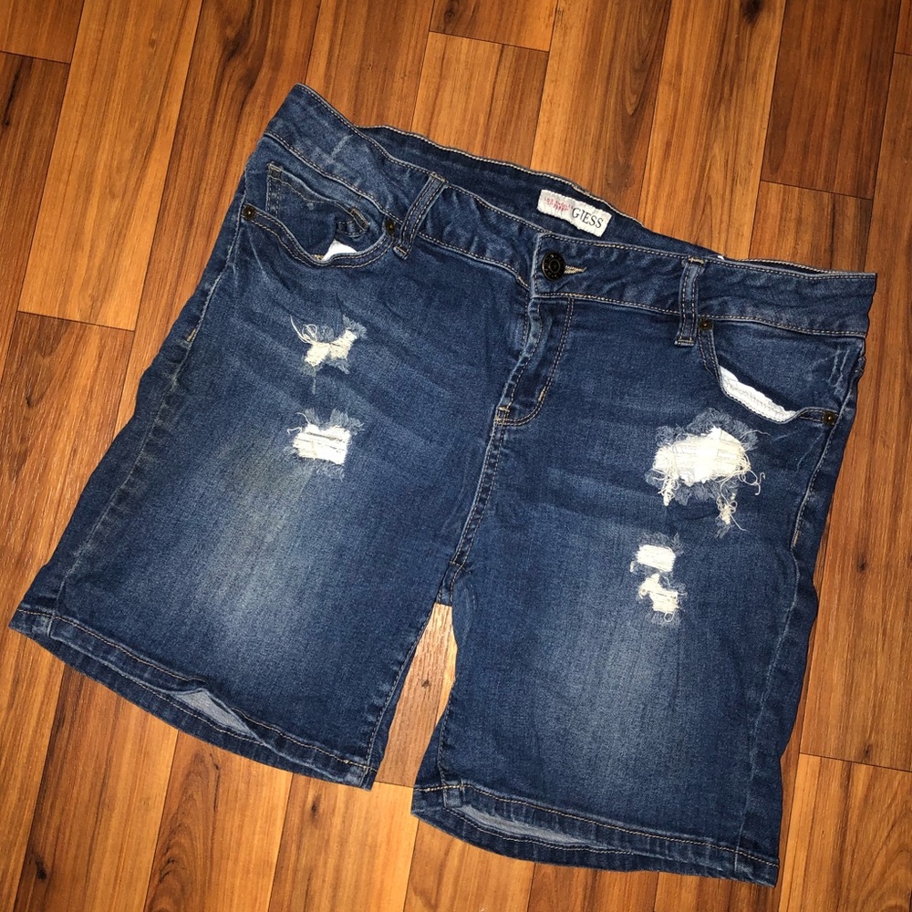 Guess denim shorts / distressed size 32